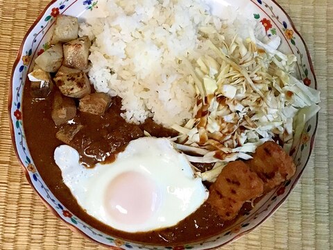 ブリとチキンナゲットと目玉焼きのトッピングカレー。